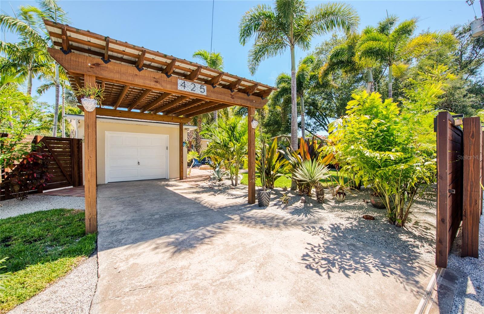 CASA BAJA: Carport Pergola