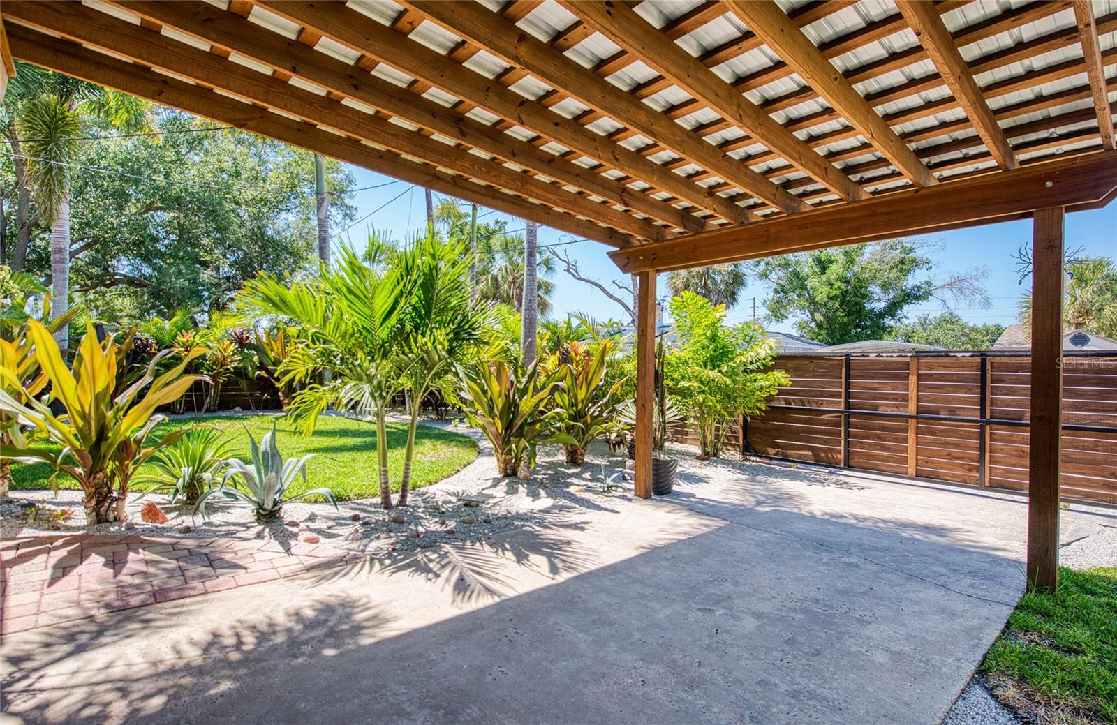 CASA BAJA: Carport Pergola