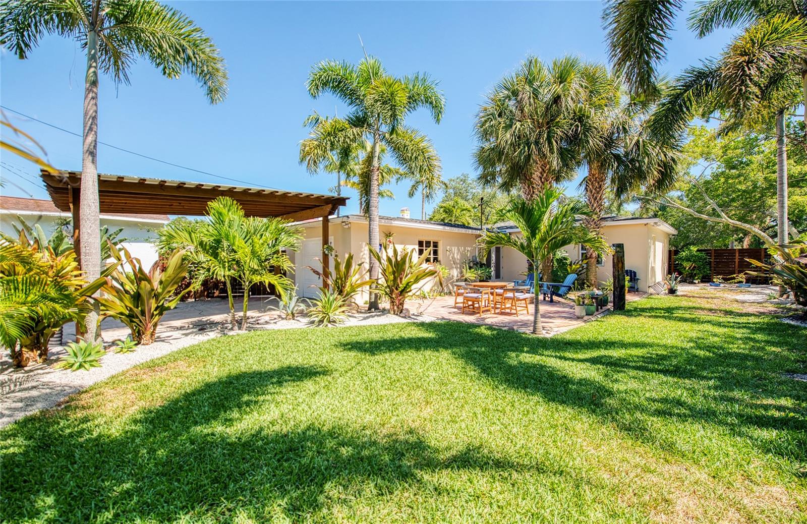 CASA BAJA: Lush Backyard