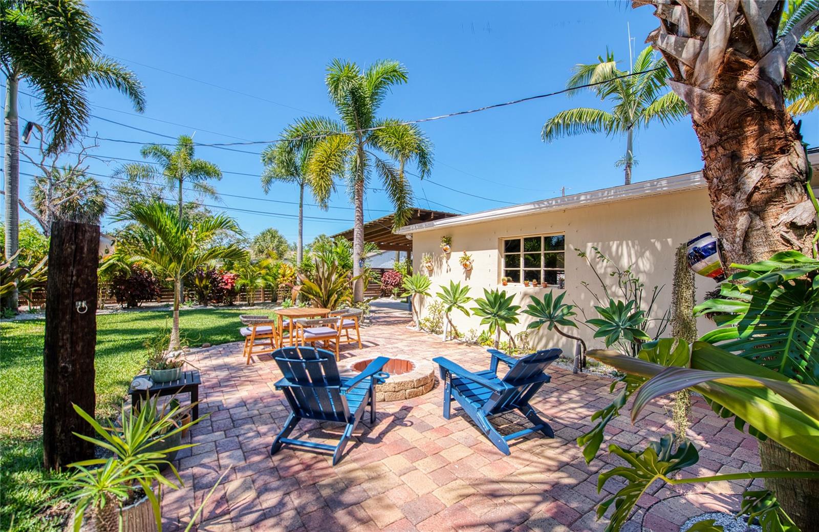 CASA BAJA: Paved Back Porch Are with Firepit