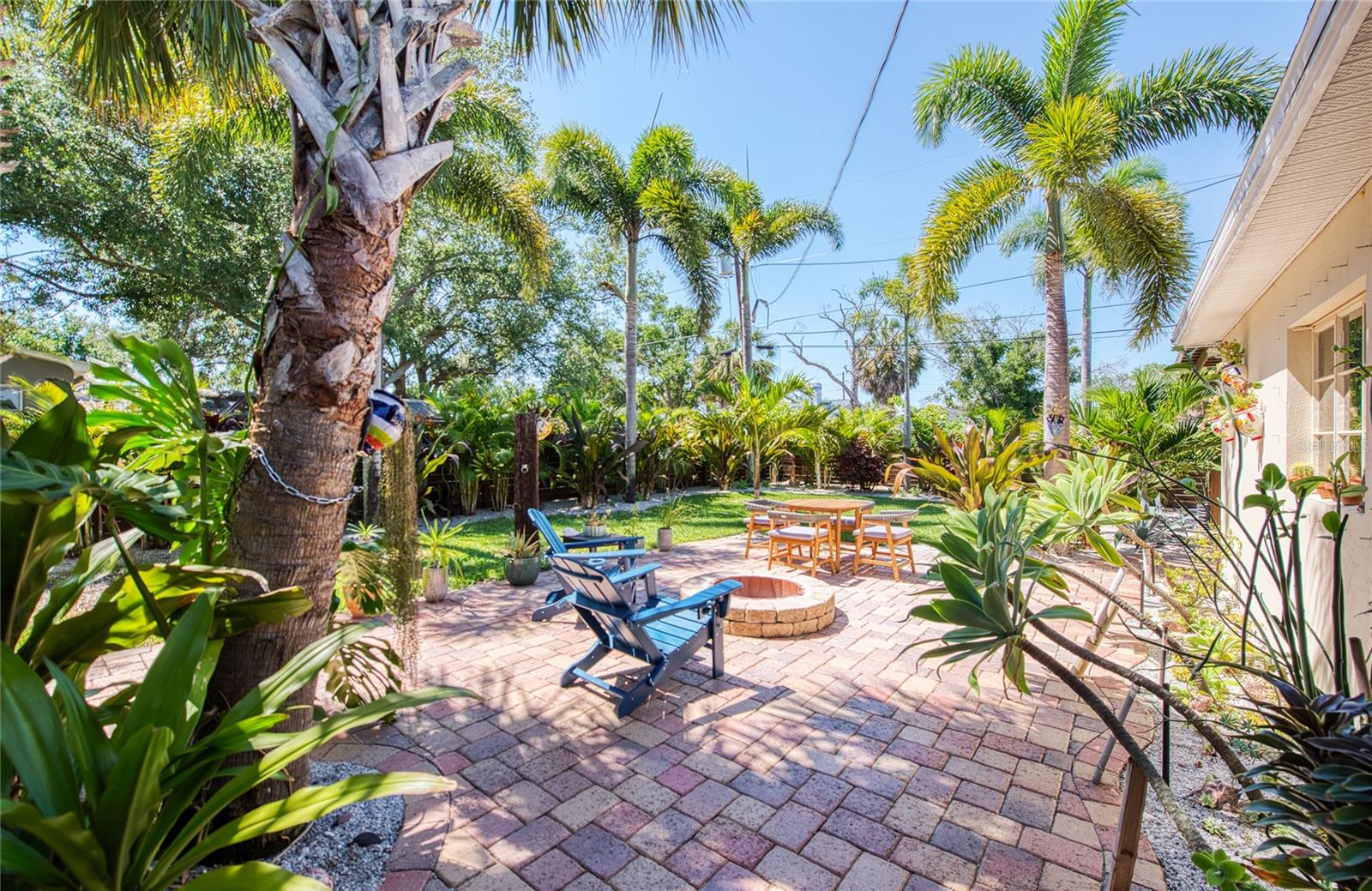 CASA BAJA: Paved Back Porch with Lounge Chairs