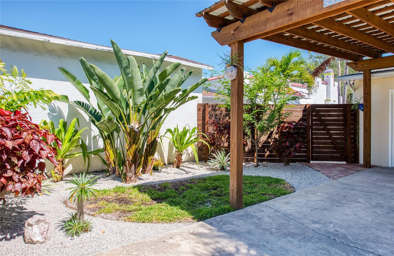 CASA BAJA: Lush Backyard