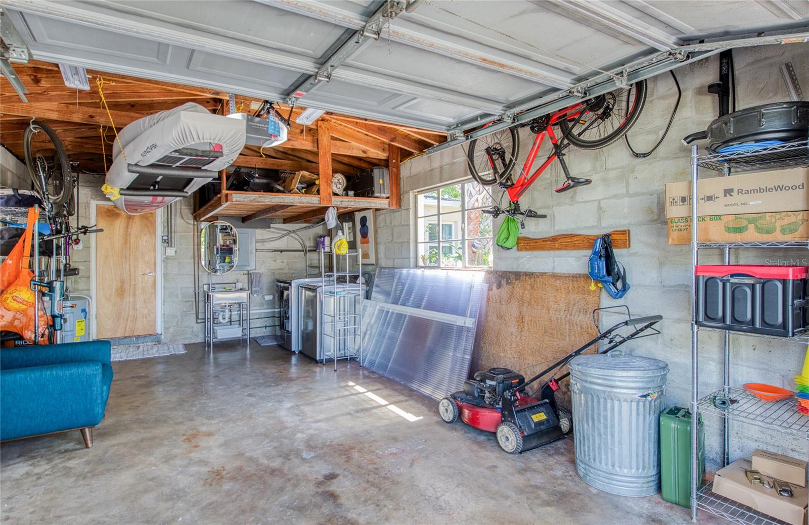 CASA BAJA: 1 Car Garage