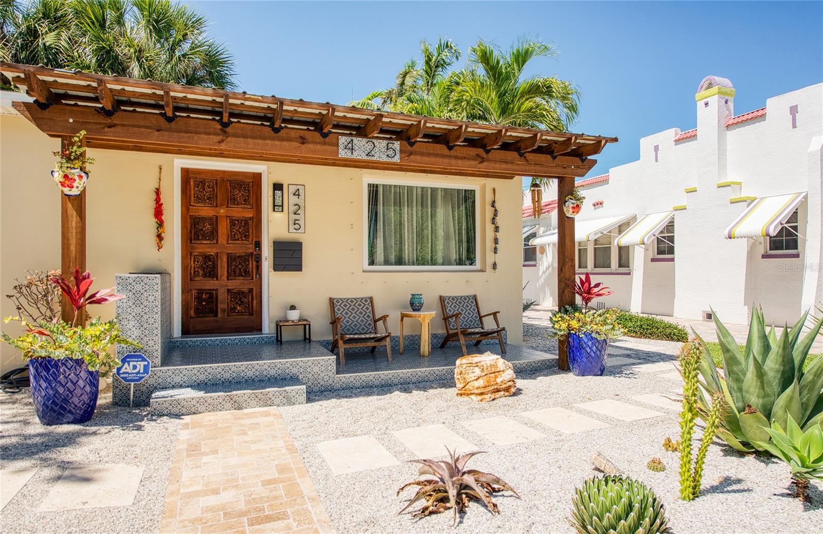 CASA BAJA: Front Porch - Beautifully tiled, relaxing area to sip your drink while listening to the rock water fountain and enjoying the garden view.