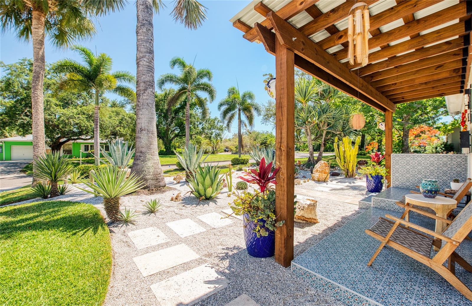 CASA BAJA: Front Porch with view of the front garden