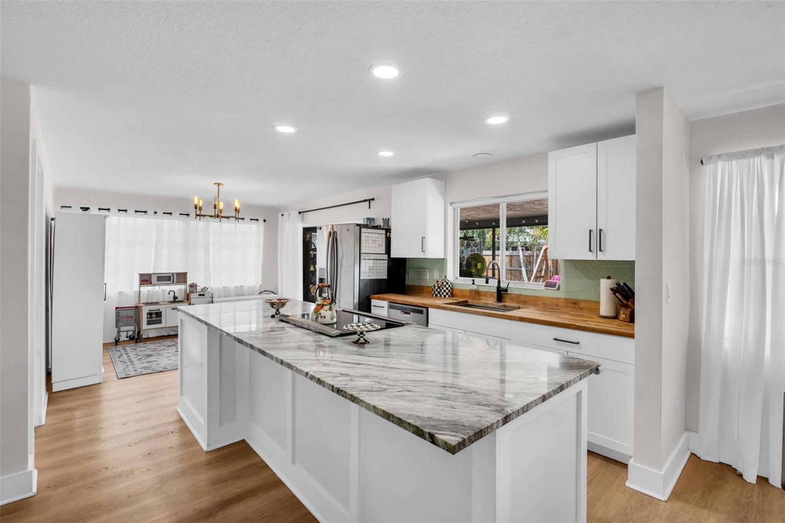 Massive kitchen island with showstopping granite~