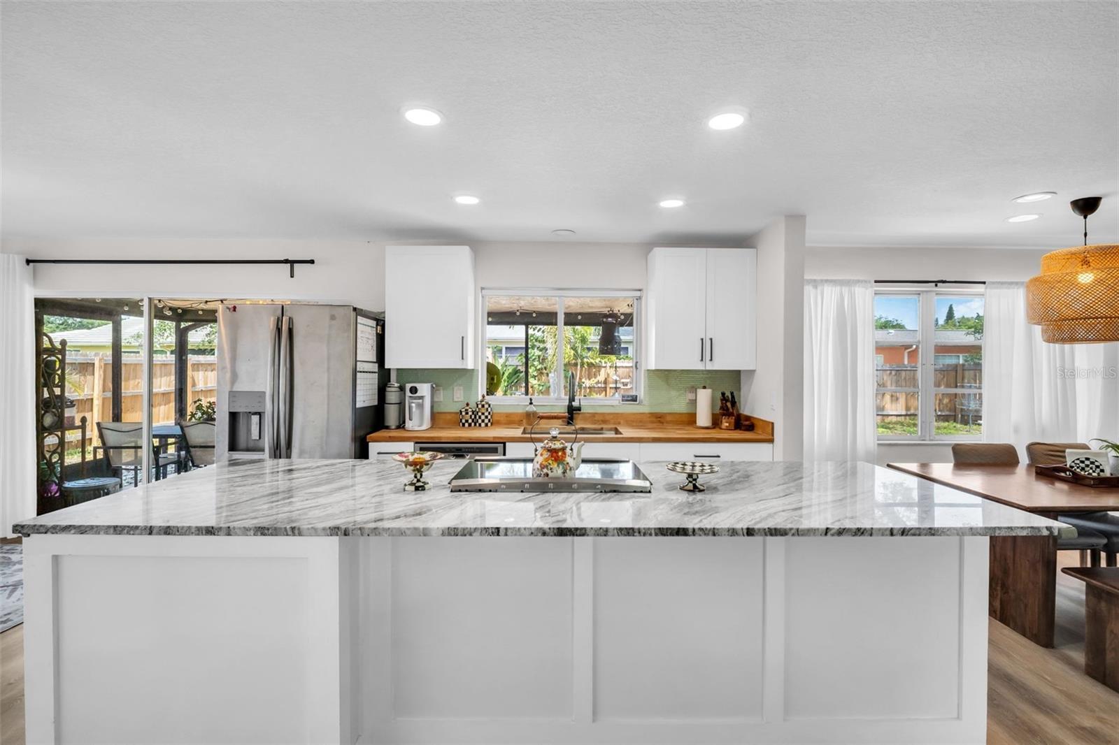 Space for bar top seating at the island for casual dining and easy entertaining~