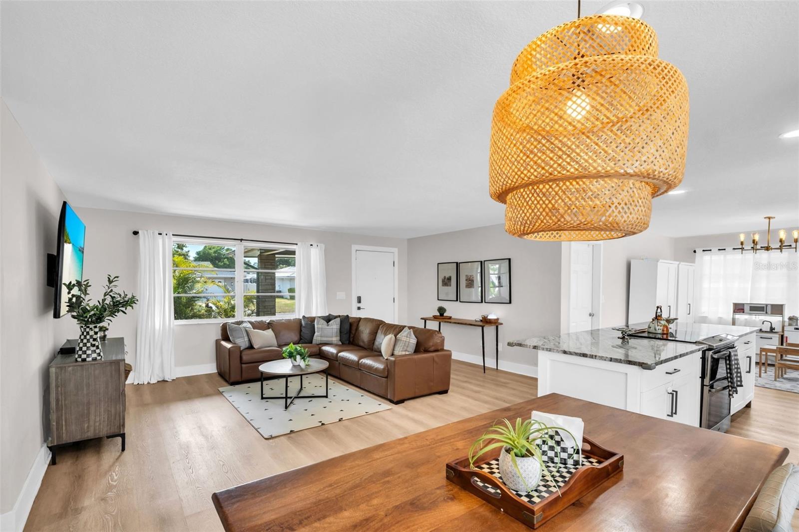 Not a speck of carpet or popcorn ceiling~