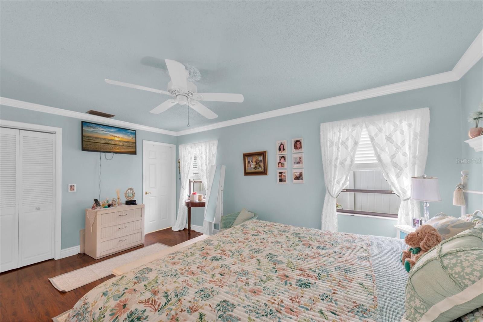 CROWN MOLDING IN PRIMARY BEDROOM
