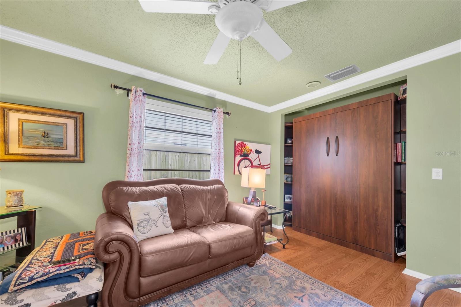 MURPHY BED IN CLOSET CONVEYS