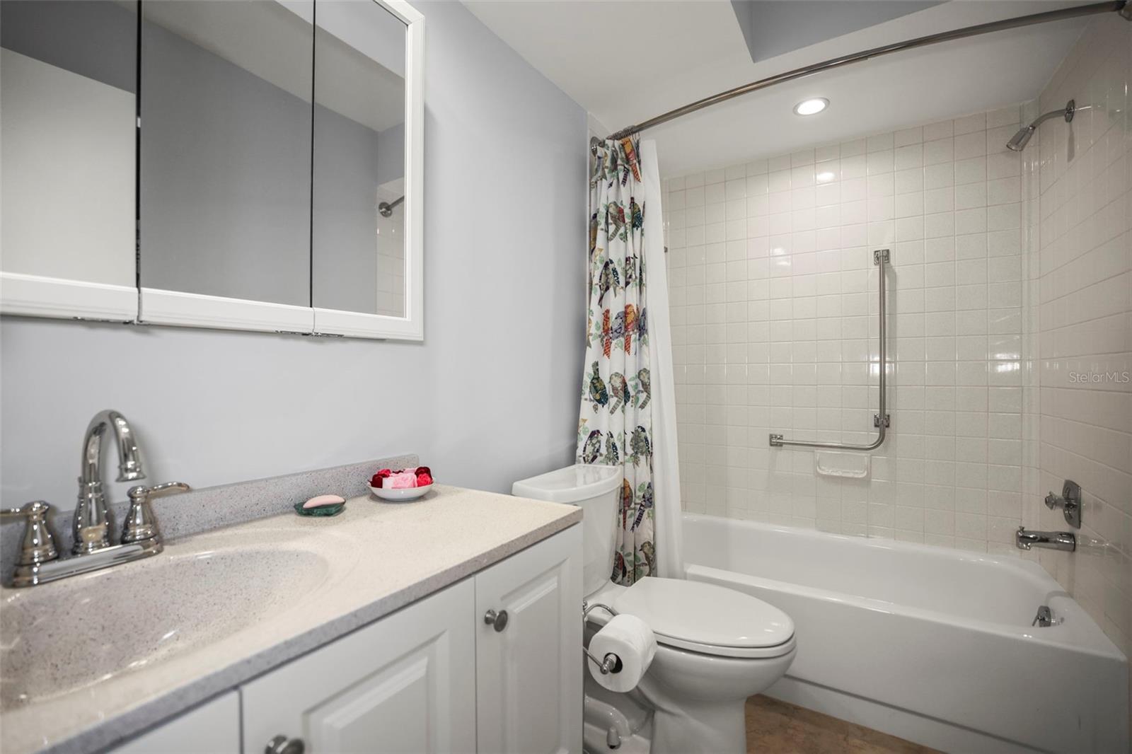 Main Bathroom with tub