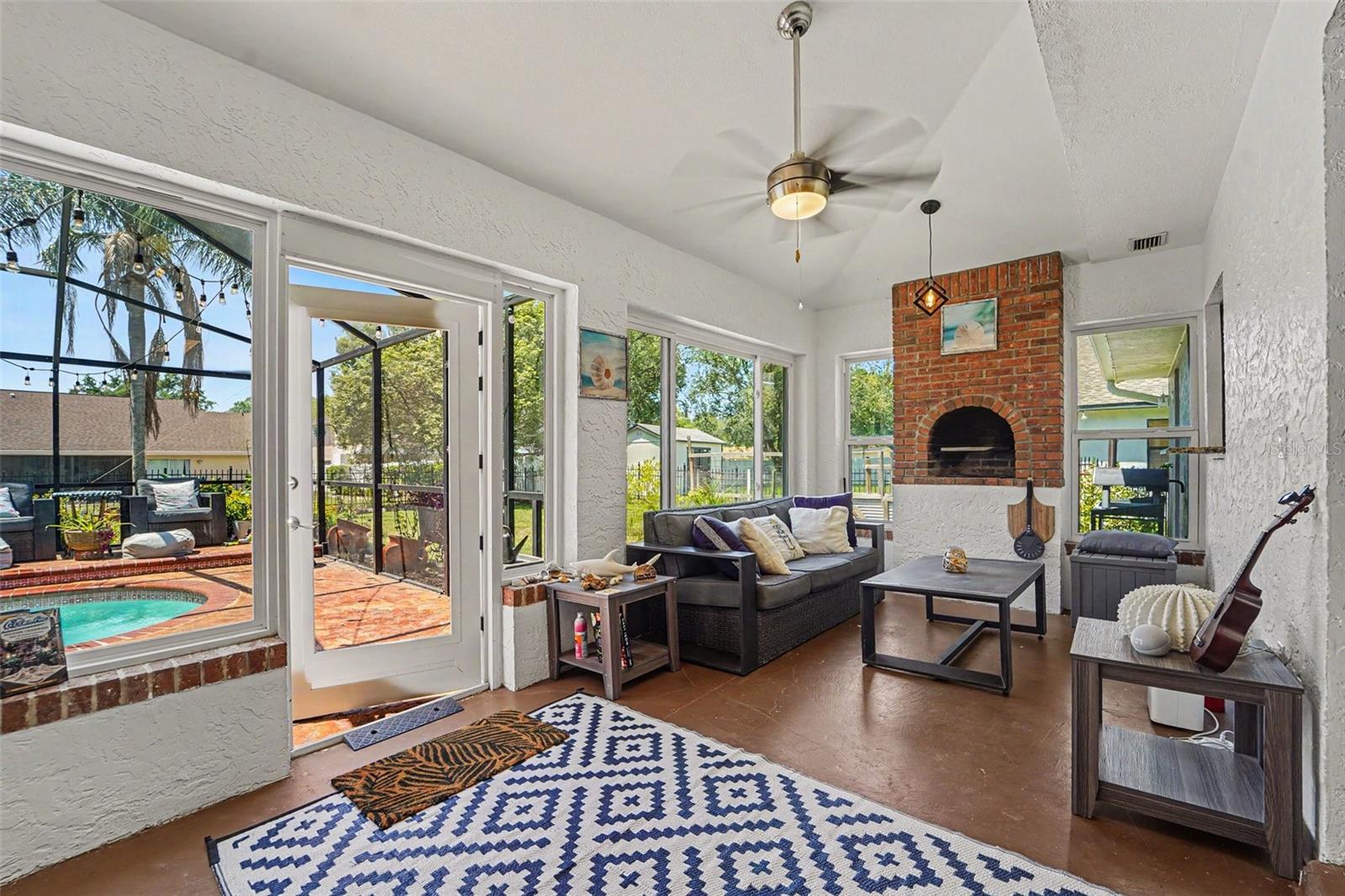 Florida room with fully functioning Pizza Oven