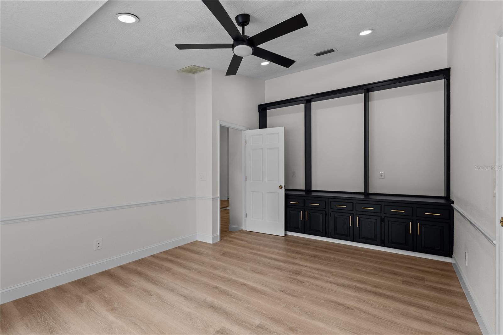 Den with built-ins