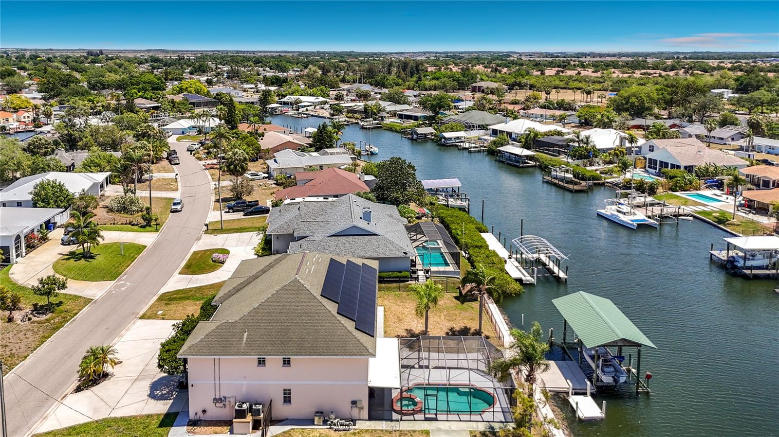 Deep water canal with quick access to Tampa Bay