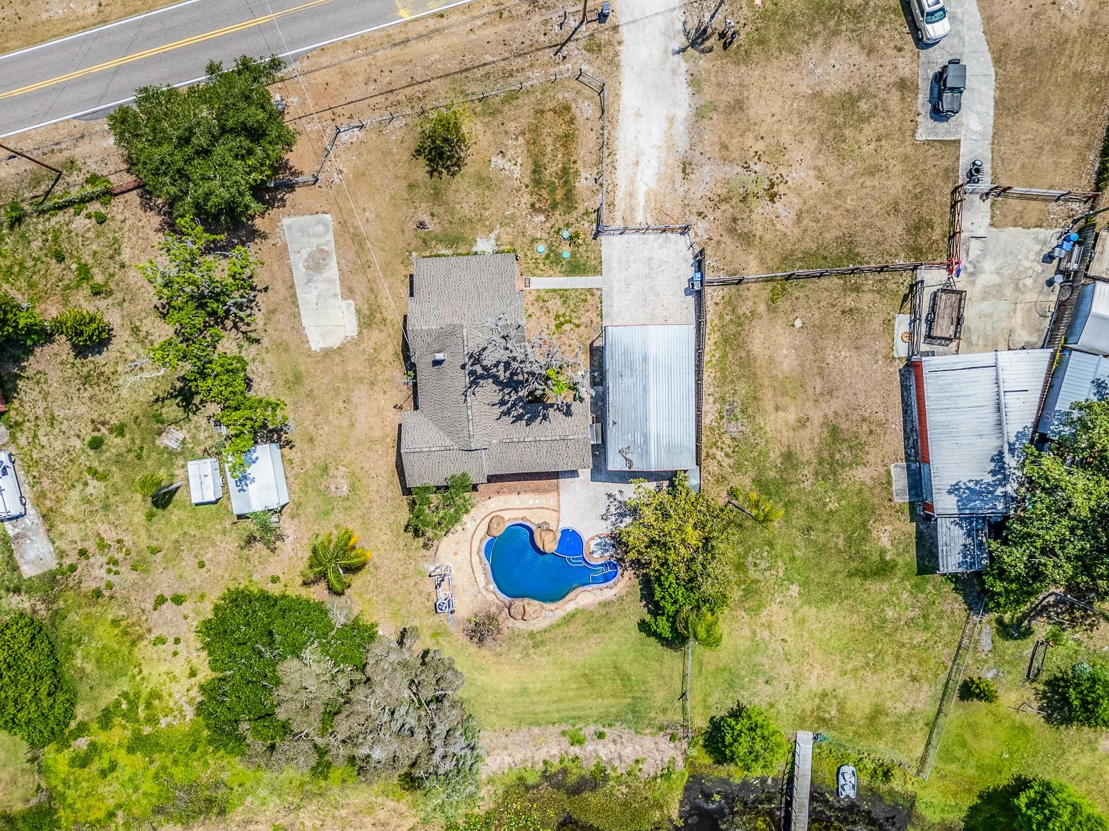 Bird’s-eye view of property layout and lot size