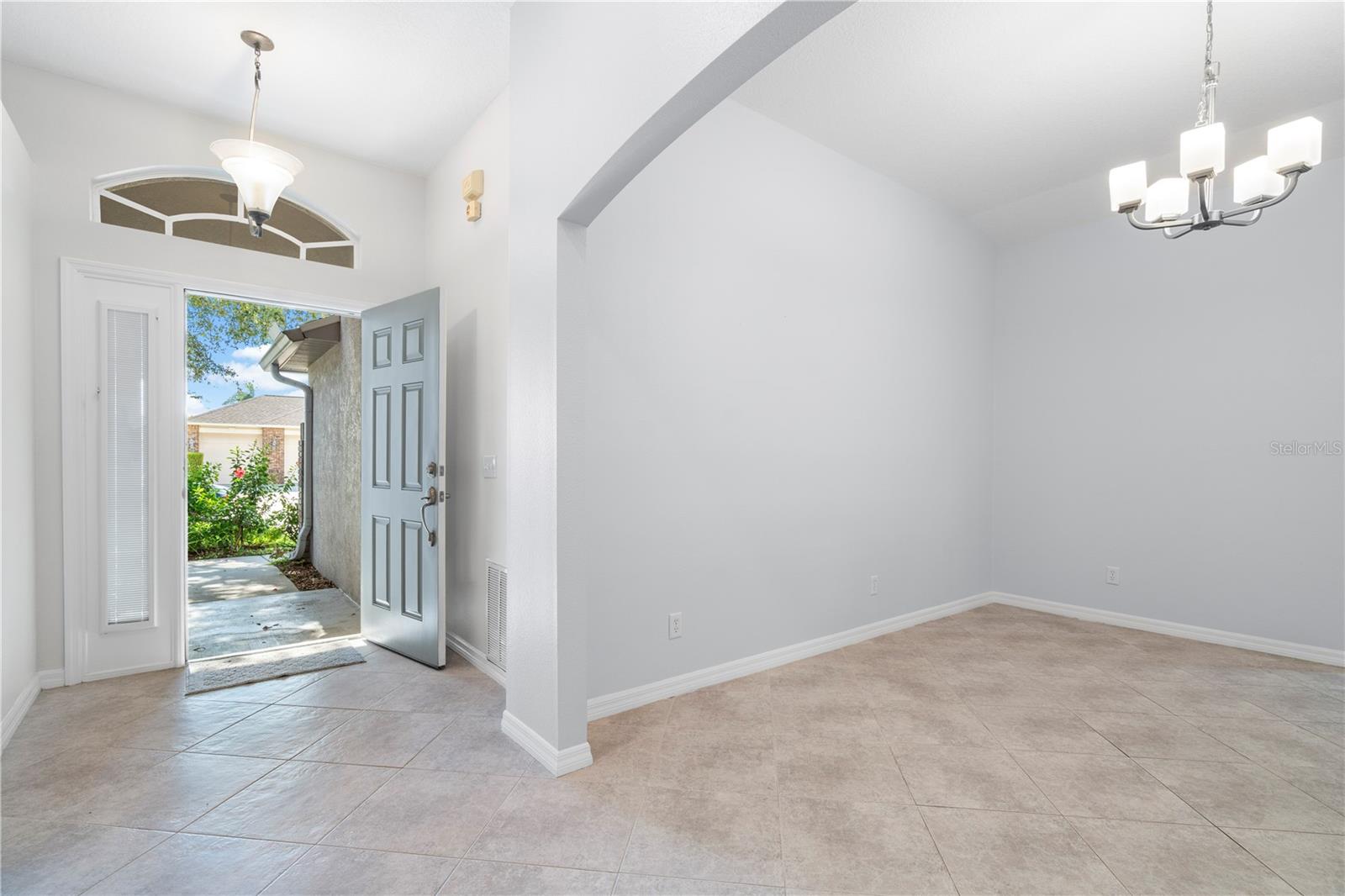 Entry Way/Dining
