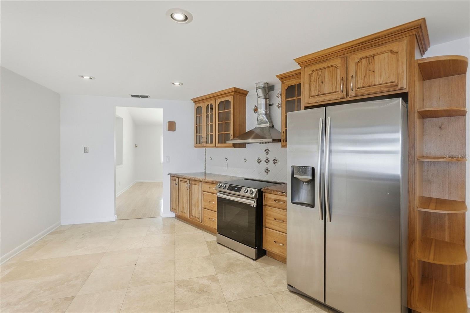 Kitchen w/ eat in area