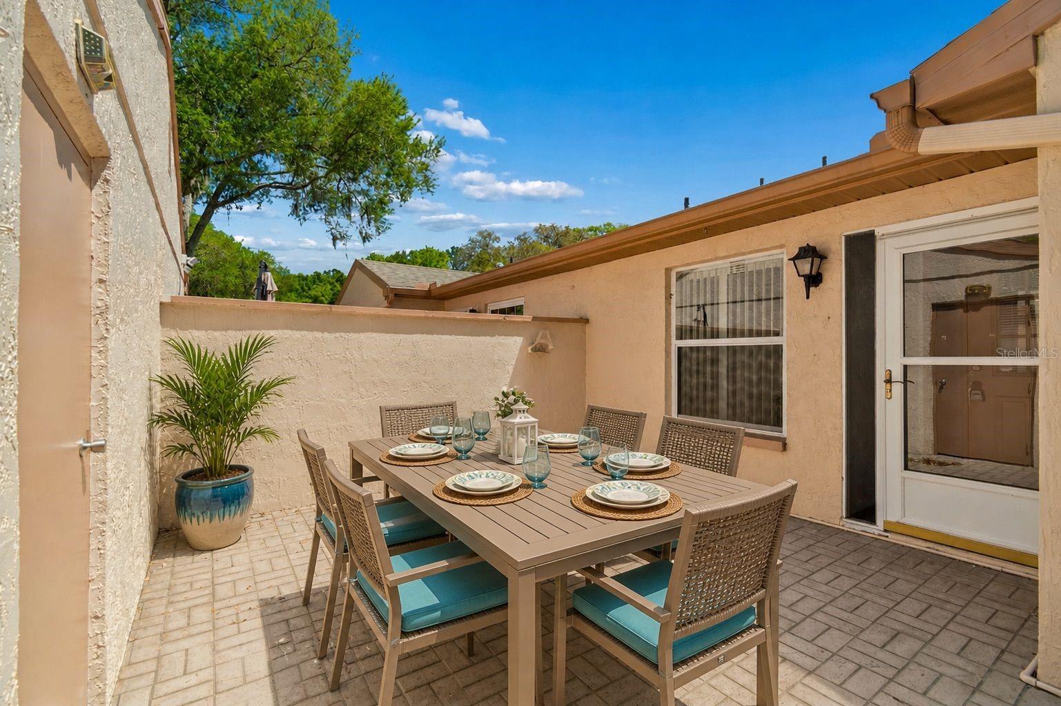 VS Spacious courtyard