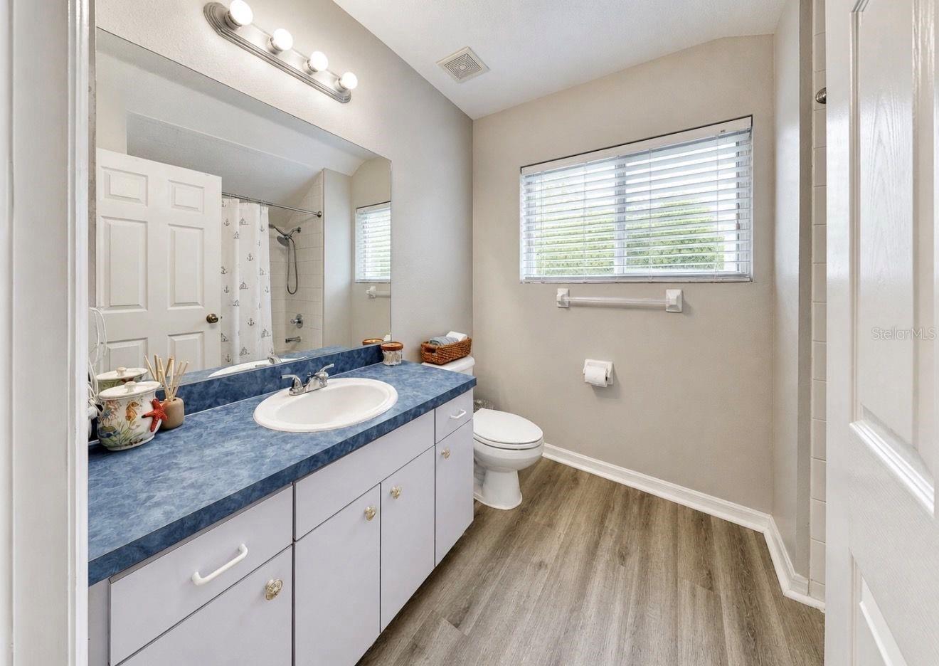 Second floor bathroom.Tub.