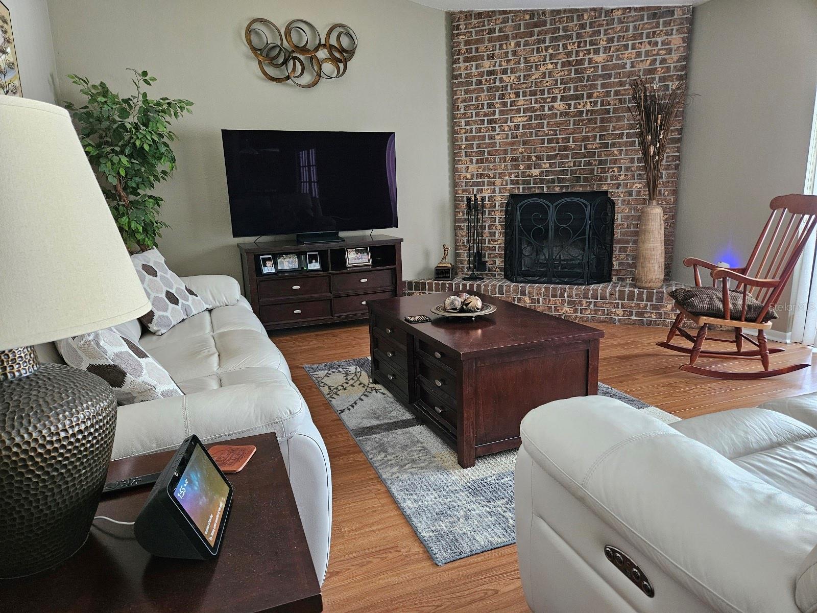 Family room w/fireplace
