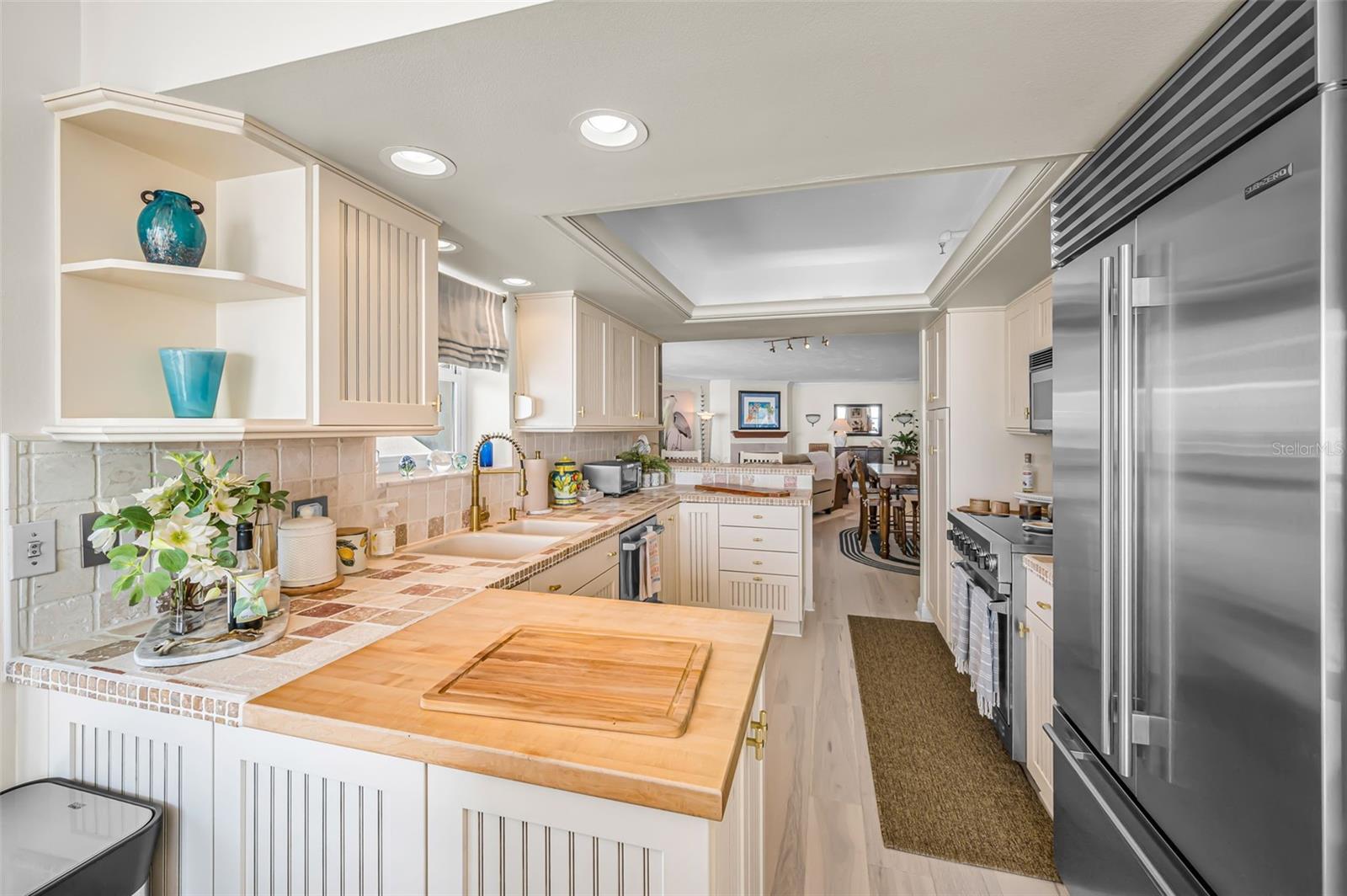 Open & bright kitchen with breakfast bar & prep area