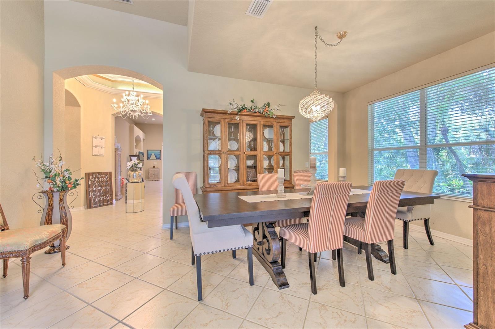 Dining area flows to kitchen!
