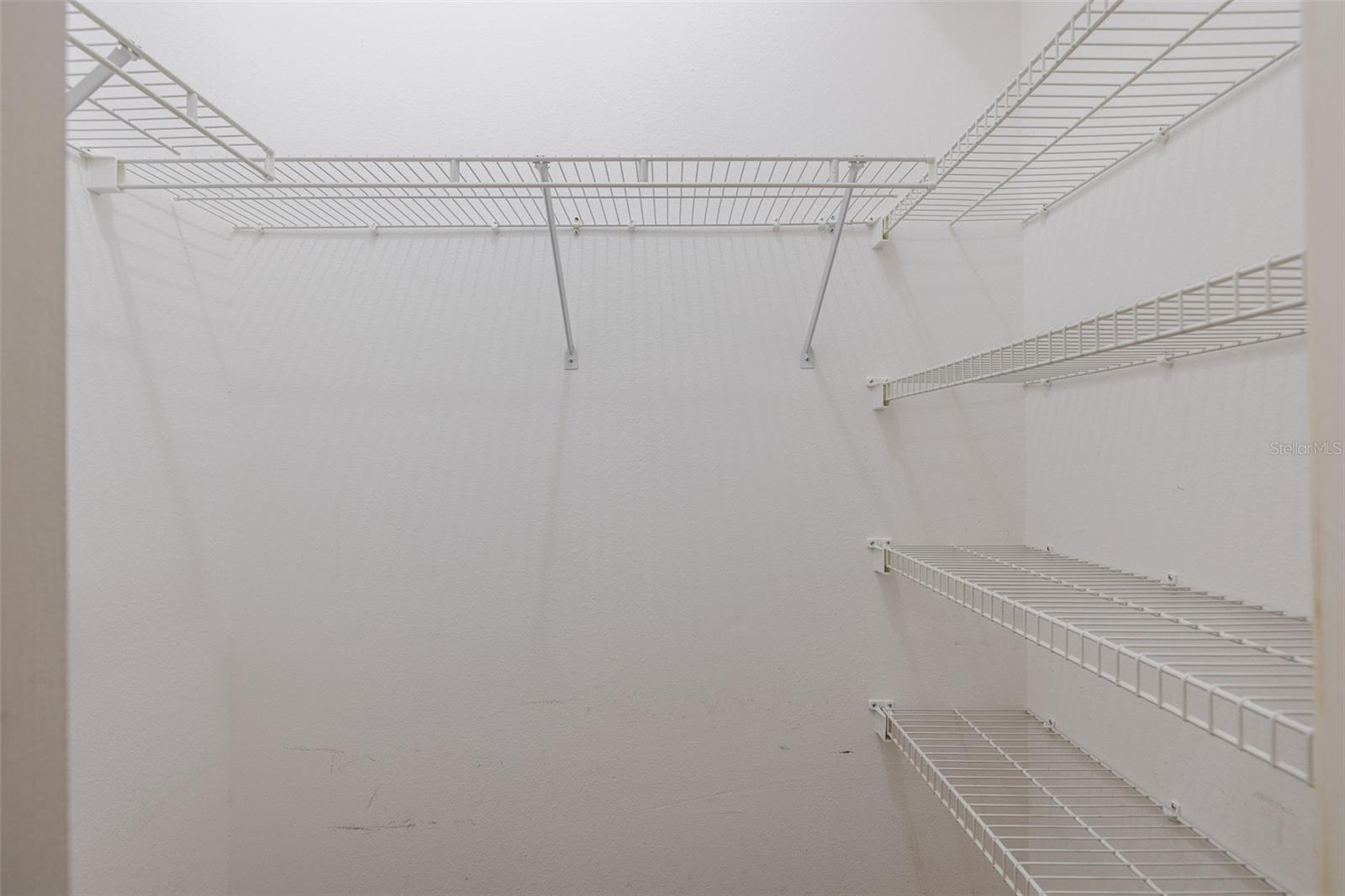 WALK IN CLOSET