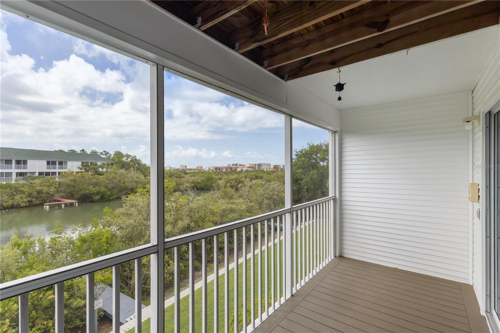 Second story screened in balcony