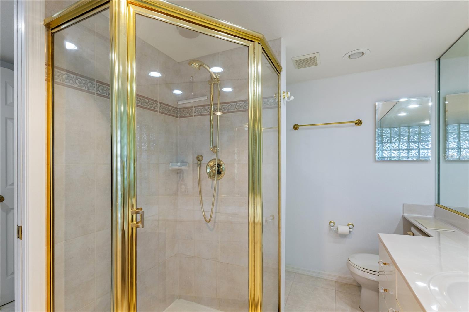 Primary en-suite shower