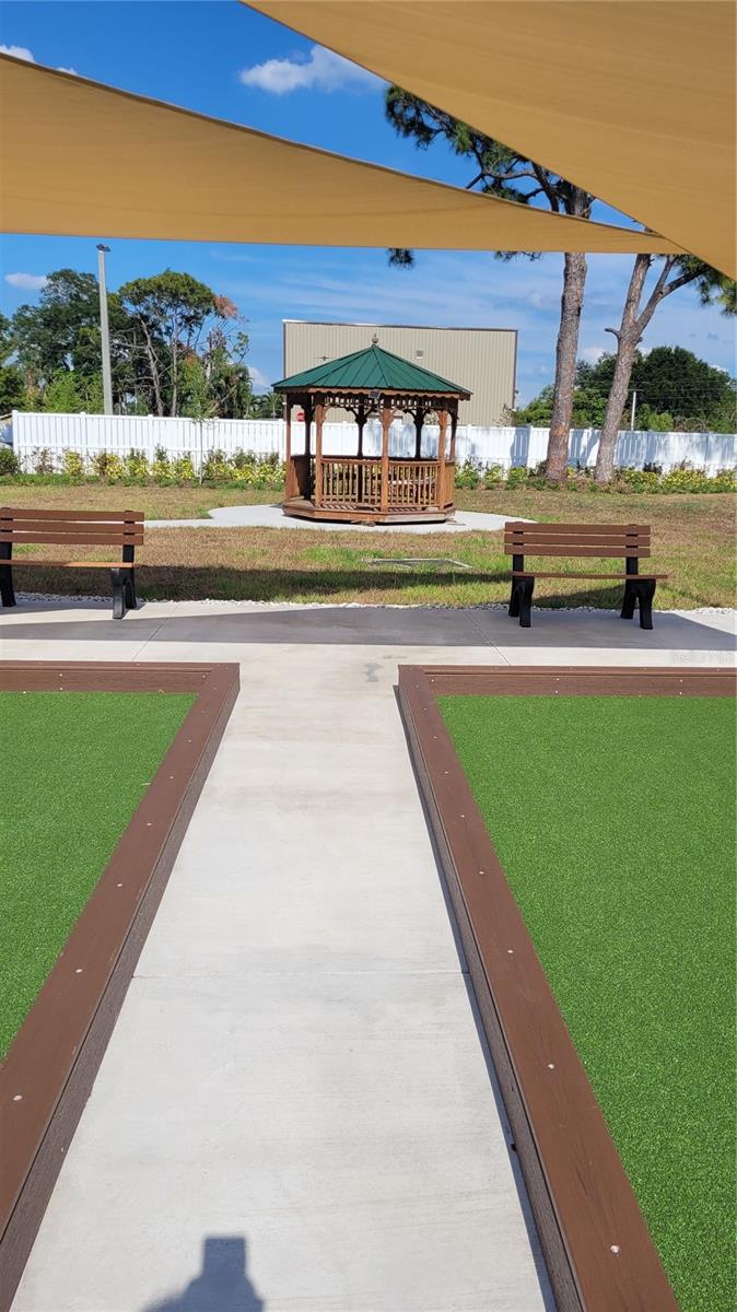 A very well maintained complex!