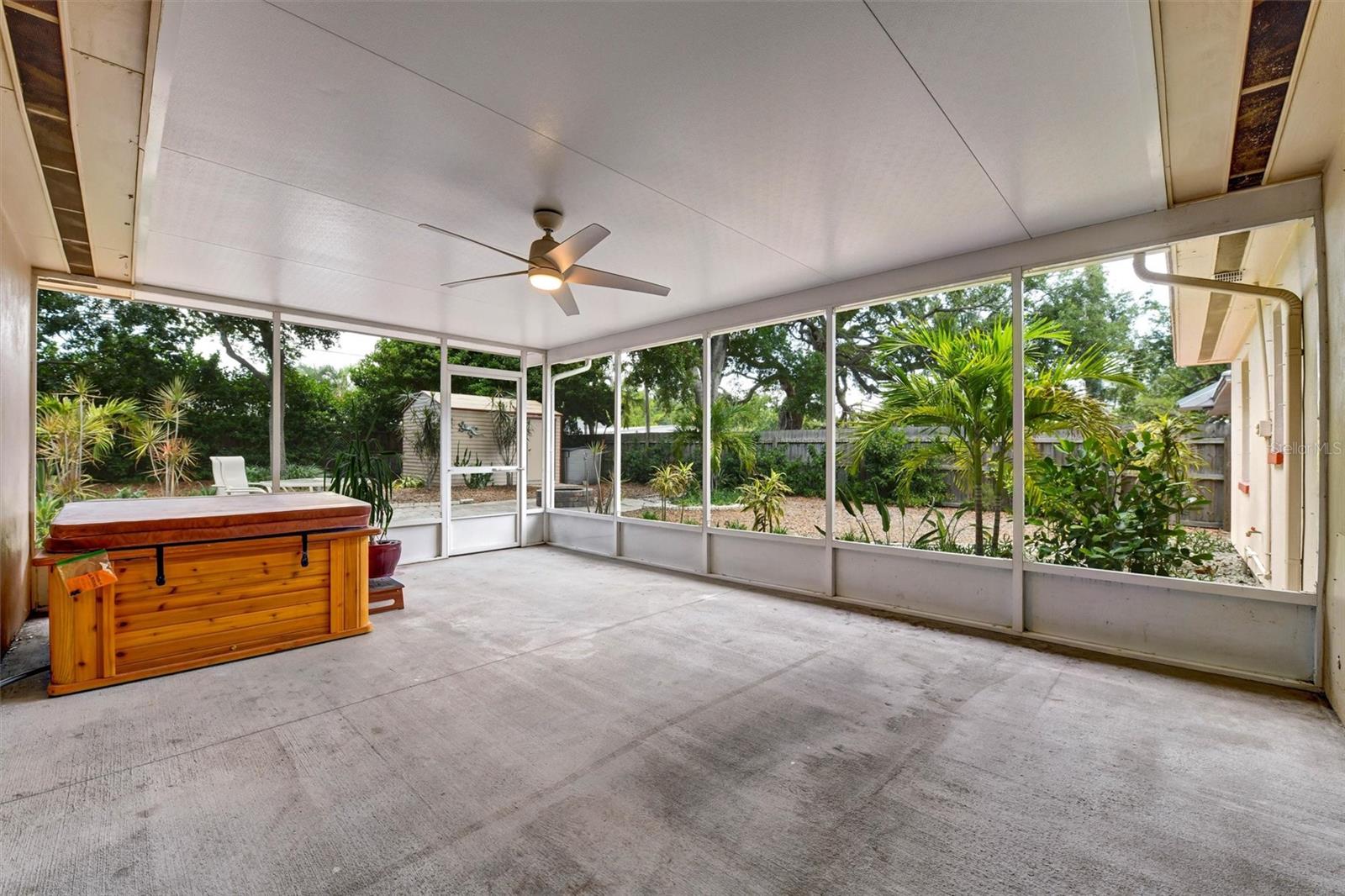 Huge Enclosed Lanai & Included Hot Tub