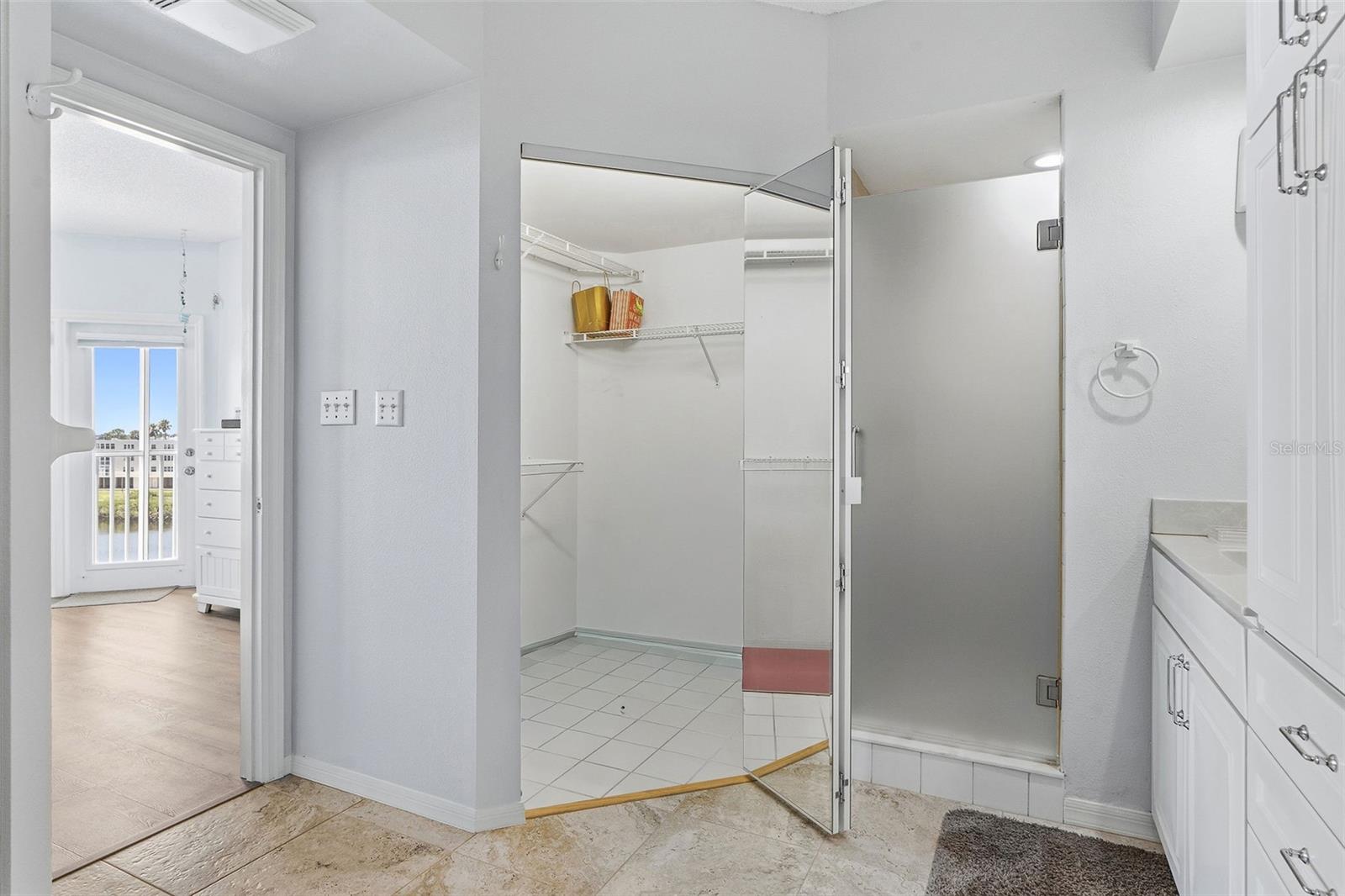 Ensuite bathroom -  2 Walk In Closets - Toilet closet - Walk-in Shower - Dual sinks