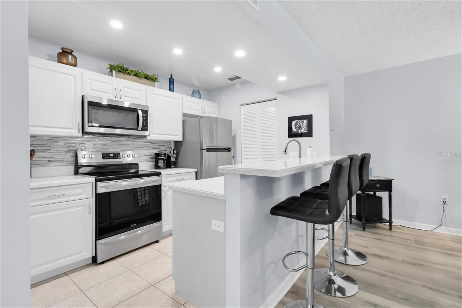 Kitchen with breakfast bar
