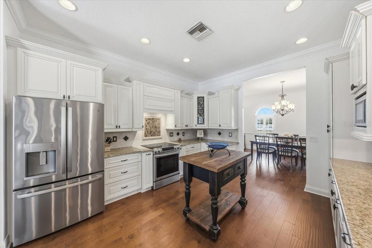 Stainless steel appliance package for modern functionality