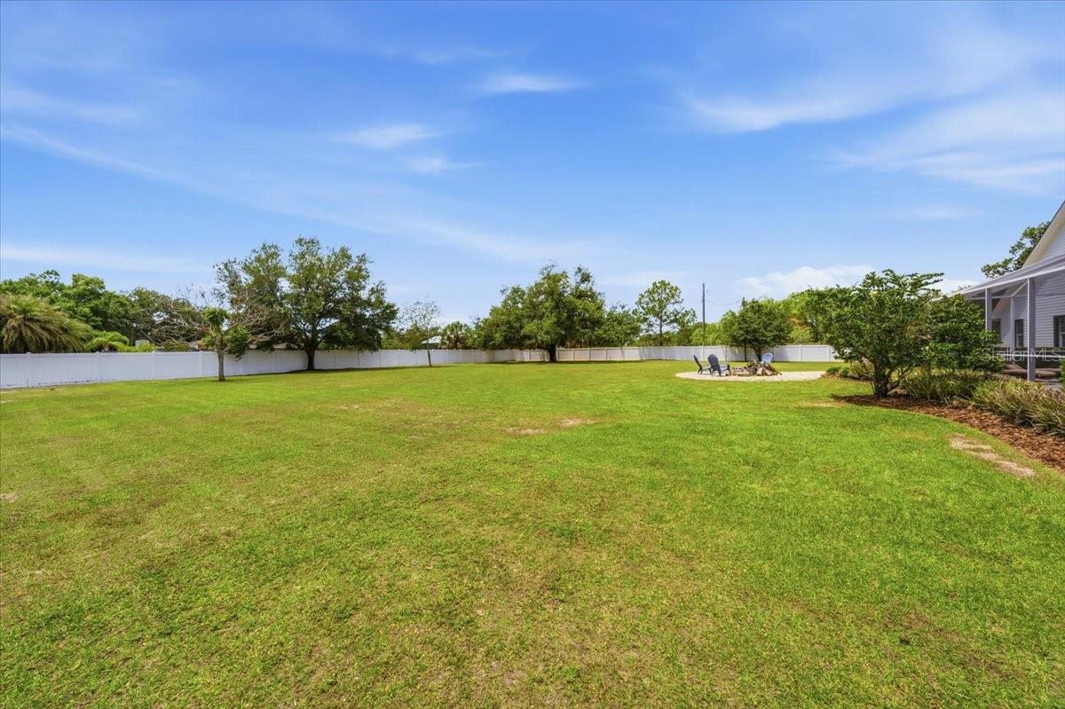 Fully fenced acreage with no HOA or deed restrictions
