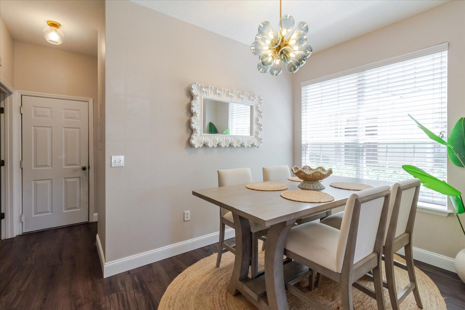 Dining Room Easily 6-8 People