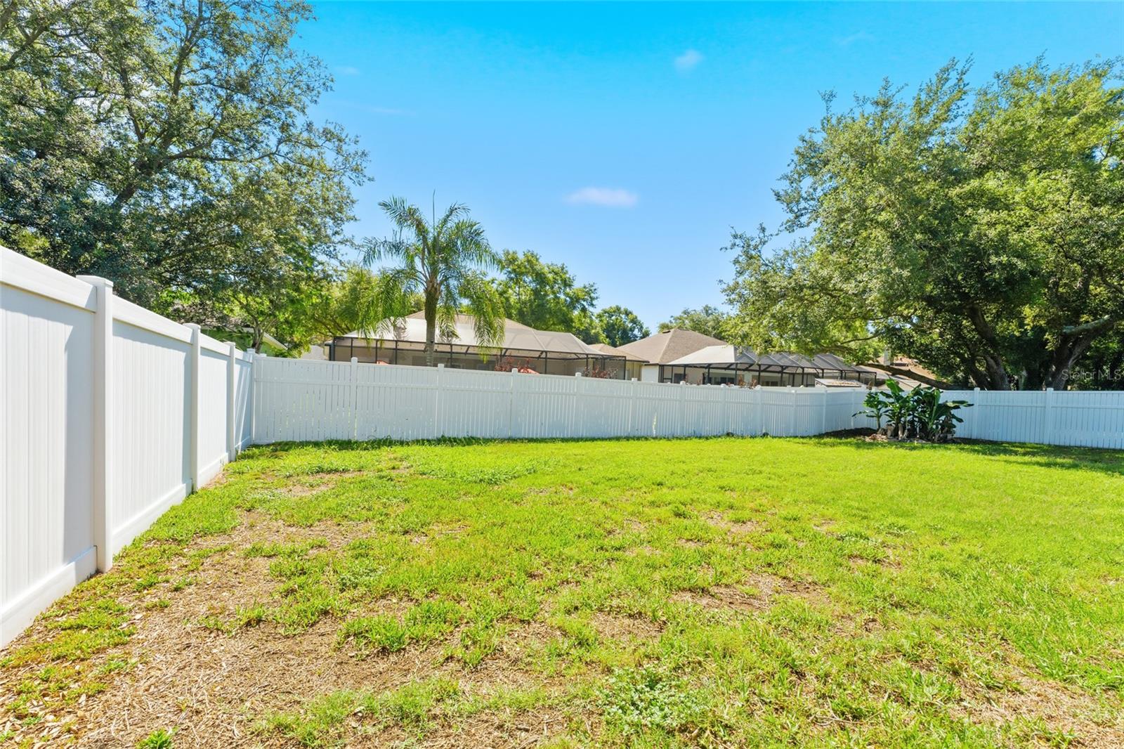 This home sits on a 10,500sqft lot with vinyl fence