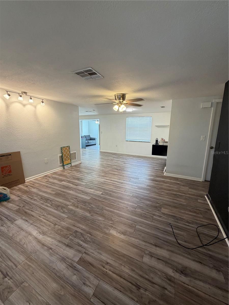 TB8505590