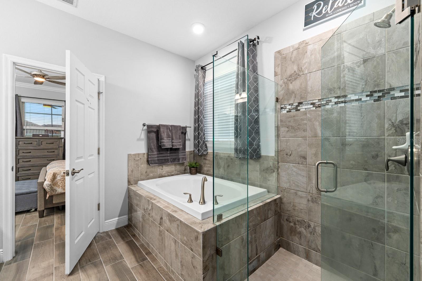 garden tub / seperate shower w/ seamless glass