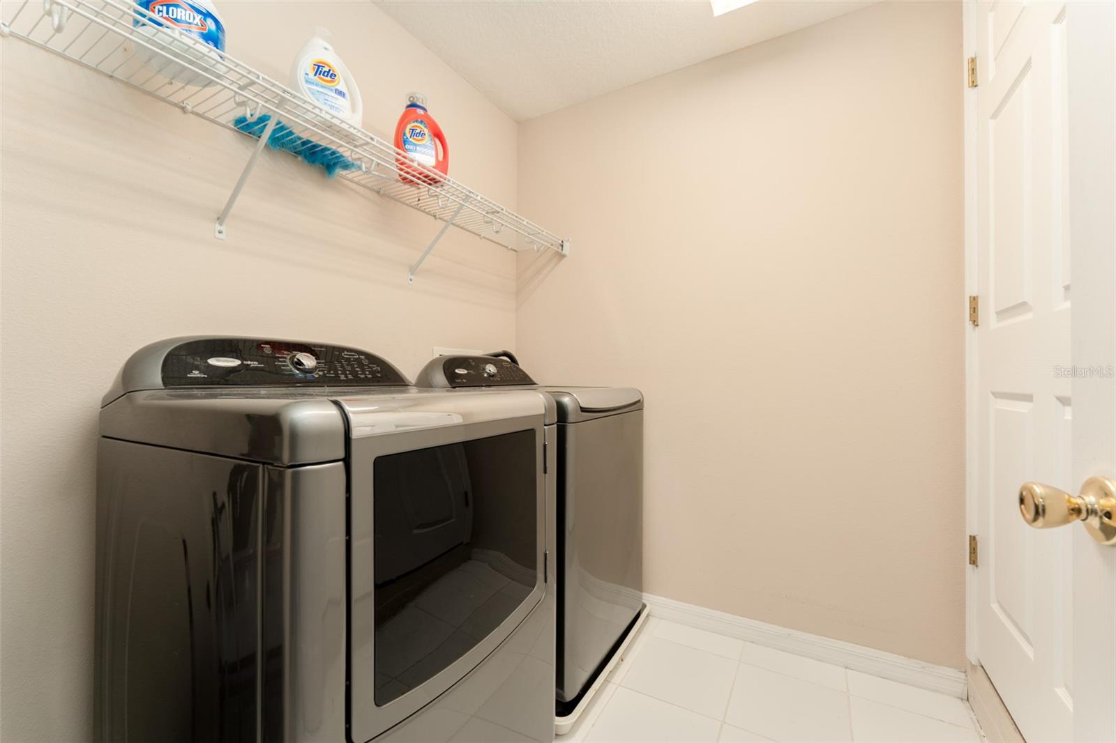 laundry room / washer & dryer convey
