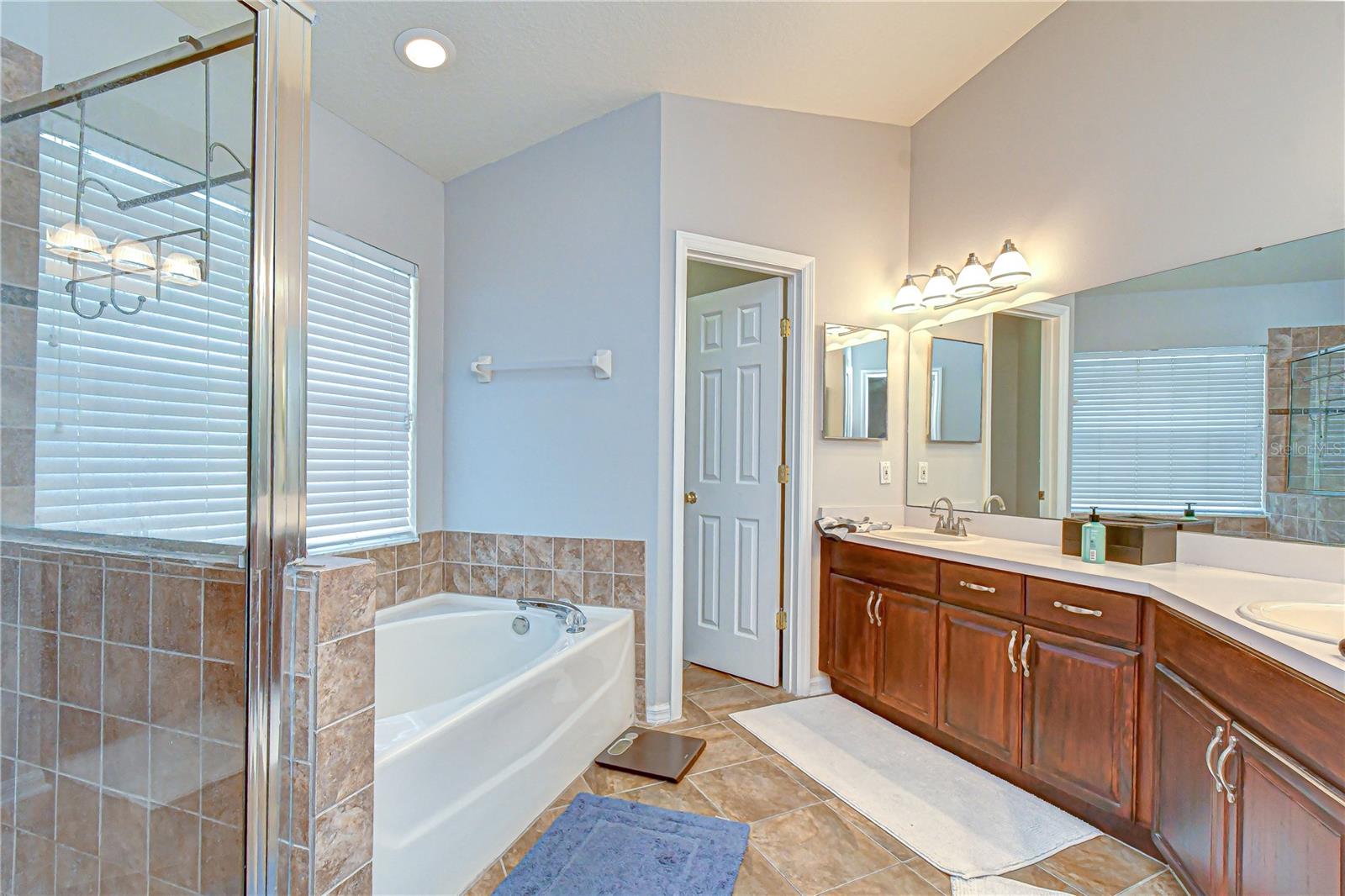 Spacious en-suite bath with functional layout