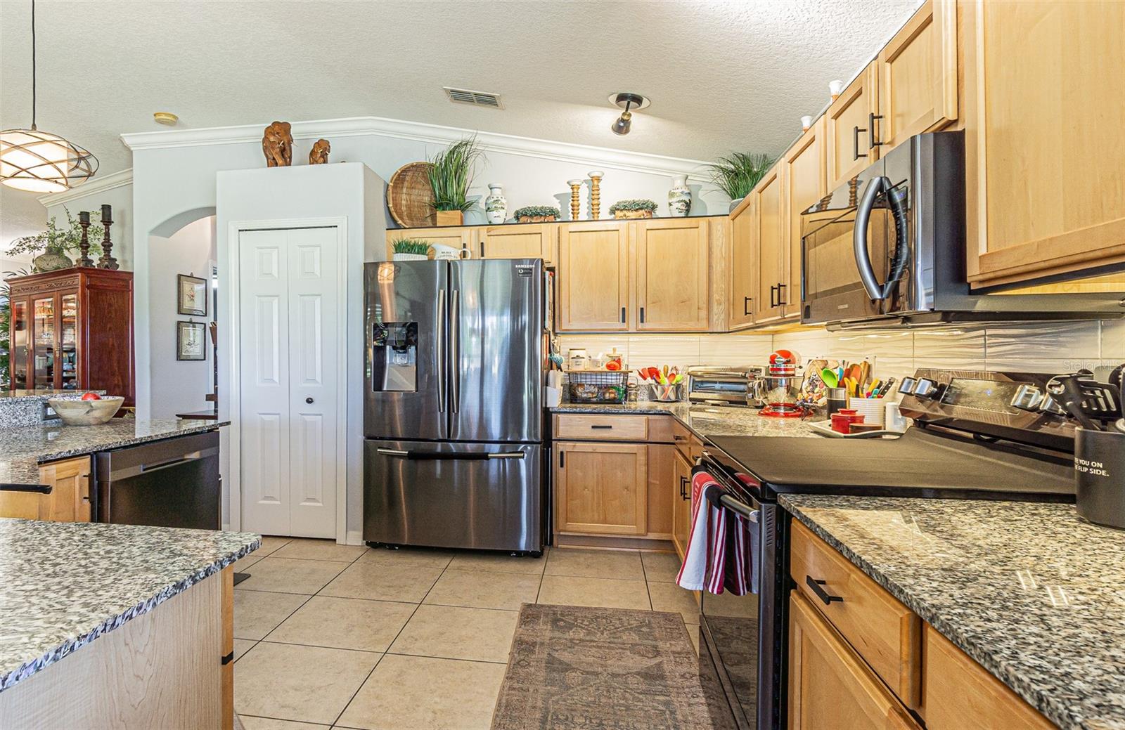 Awesome kitchen with solid wood cabinets and granite!