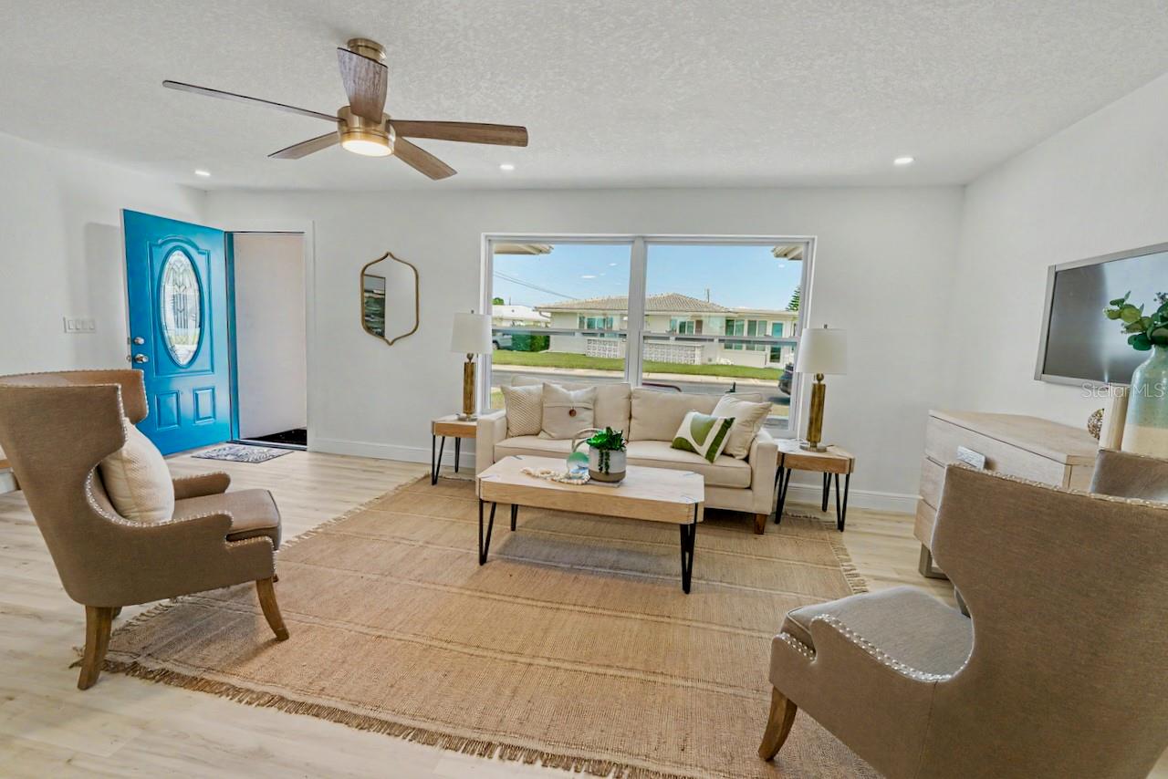 6-Living room view to front