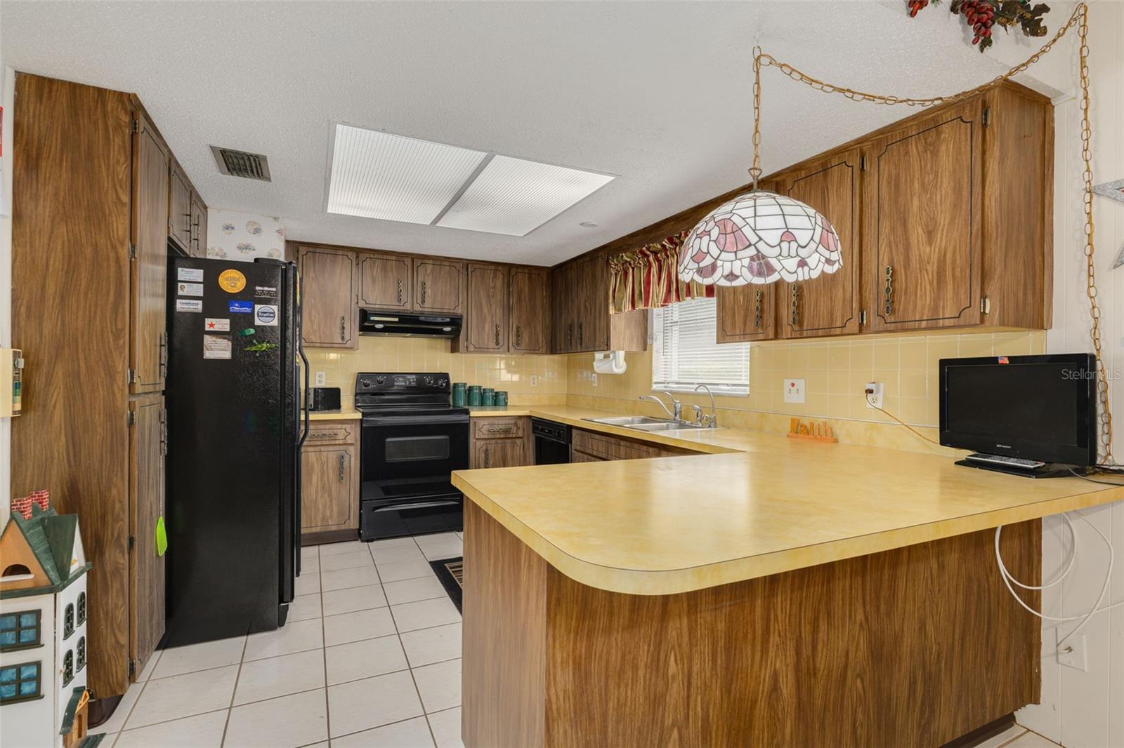 The kitchen is very well kept and boasts the now chic retro decor.