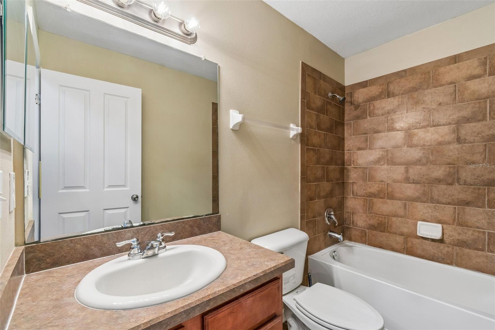 Guest bathroom 4