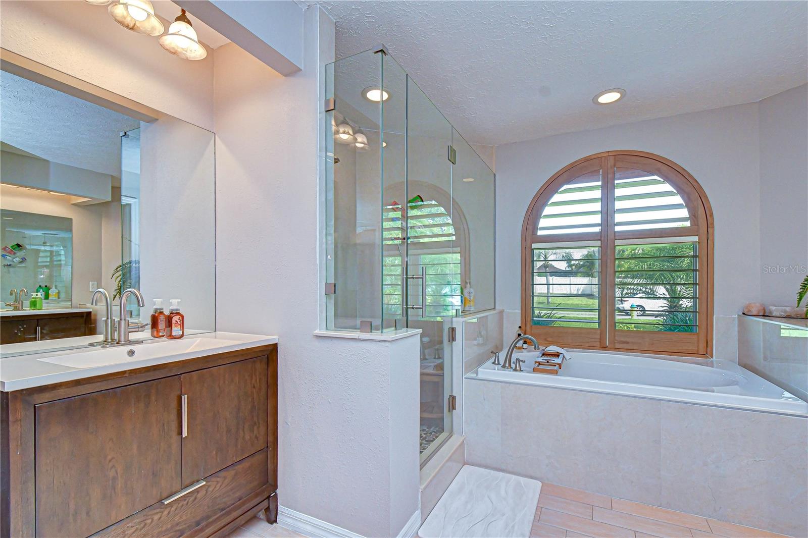 Fully renovated spa-inspired bath completed in 2020