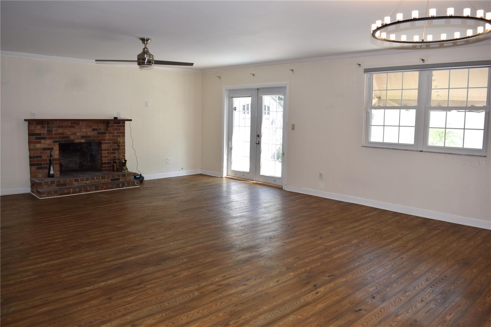 Great room 19.5'x25'