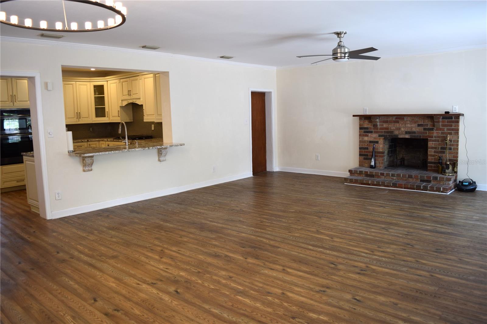 Great room 19.5'x25'