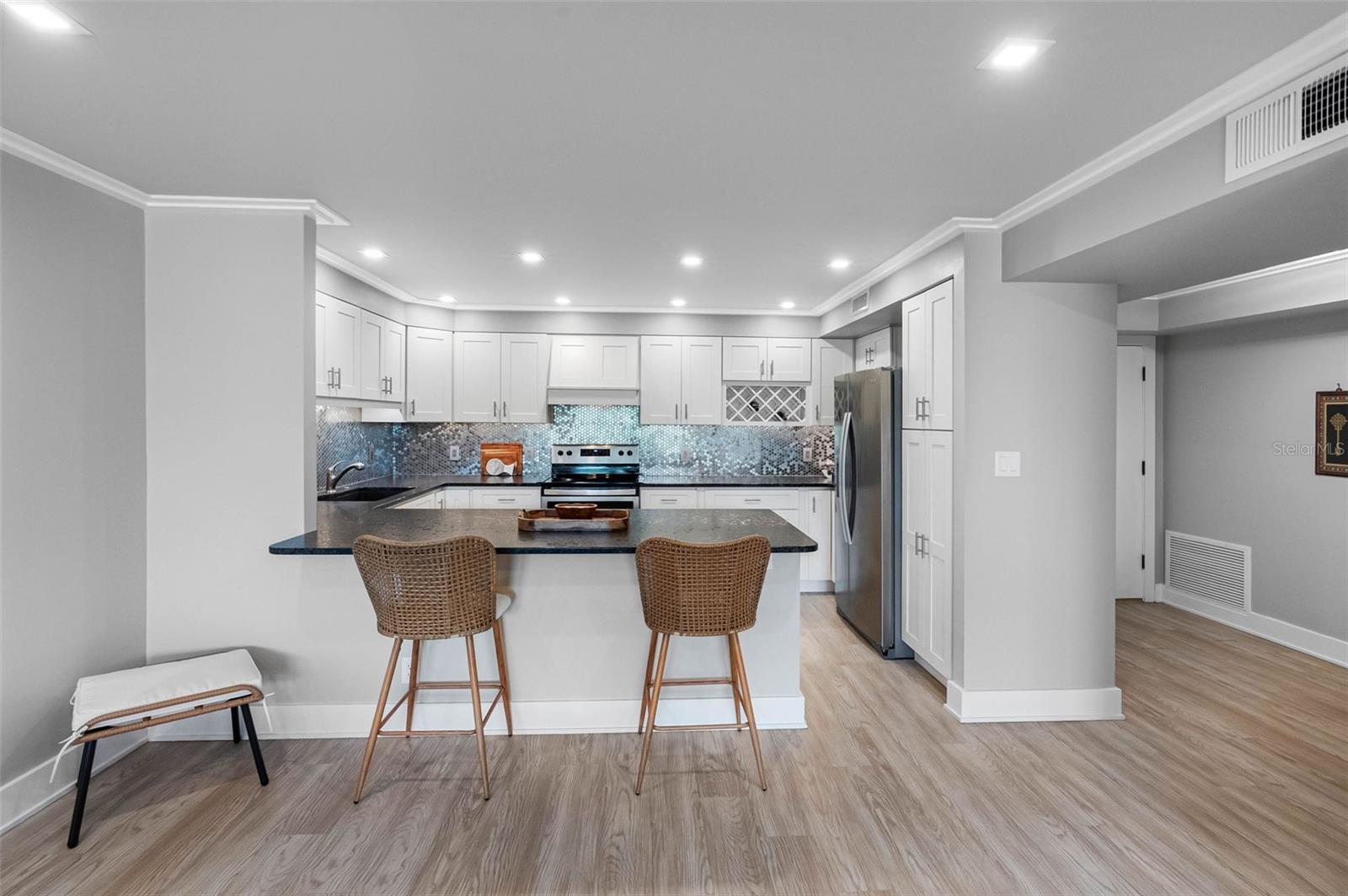 Kitchen with breakfast bar