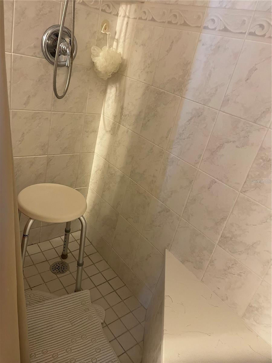 TB8505973